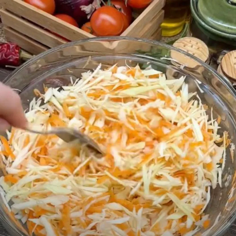 Ta surówka smakuje jak z chińskiej restauracji. Wszyscy proszą mnie o ten przepis