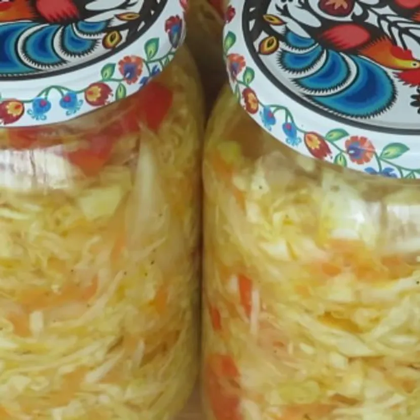 Młodą kapustę w słoikach najlepiej nastawić już teraz. Zimą mi podziękujesz za ten przepis