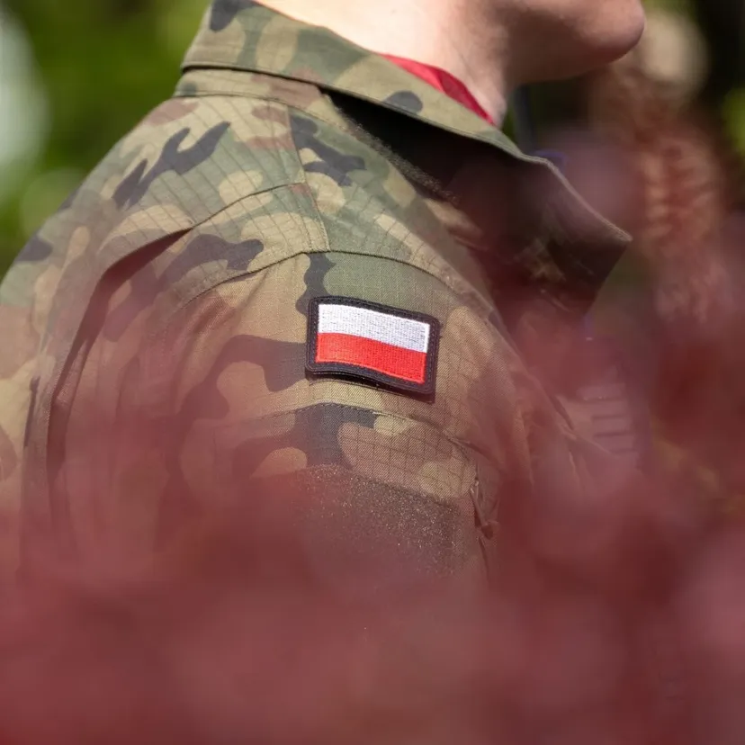 Polacy dostają karty mobilizacyjne z wojska. Kolor paska nie jest przypadkowy