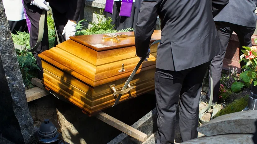 Pogrzeb świecki czy z księdzem? Sprawdziliśmy rachunki. Różnica w kwotach na fakturze wbija w fotel