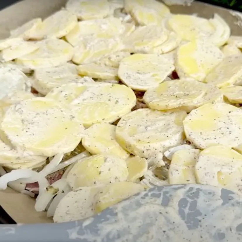 Ułóż plastry karkówki i posmaruj musztardą z dodatkami. Co roku to hit na świątecznym stole