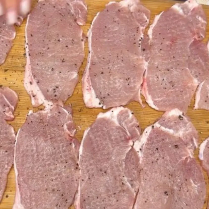 Zetrzyj ziemniaki i ułóż na nich plastry schabu. Mąż prosi mnie o ten obiad co tydzień