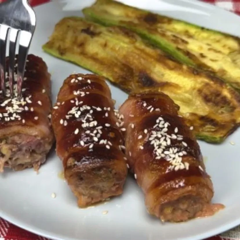 Zawijam mięso mielone w plastry boczku i zapiekam. Mąż ciągle prosi mnie o ten obiad