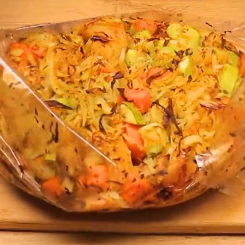 Pakuję warzywa do rękawa i wrzucam do piekarnika. Taki obiad jadam, gdy nie mam ochoty na mięso