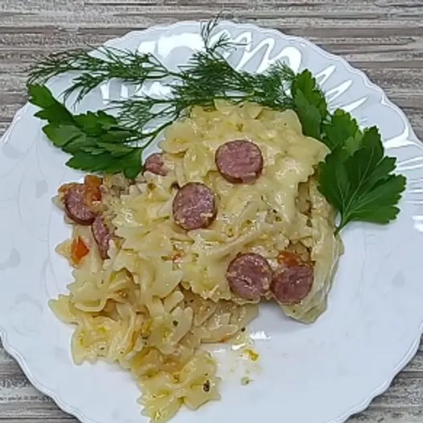  Podsmaż kiełbasę z cebulą, dodaj makaron i zalej śmietanką. 20 minut i pyszny obiad gotowy