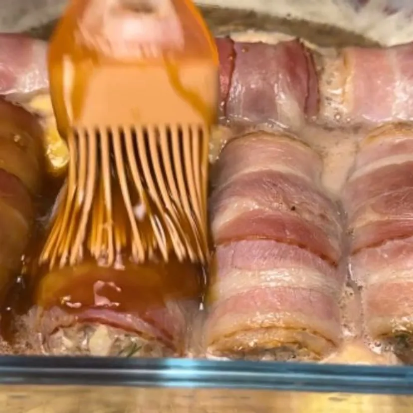 Zawijam mięso mielone w plastry boczku i zapiekam. Mąż ciągle prosi mnie o ten obiad