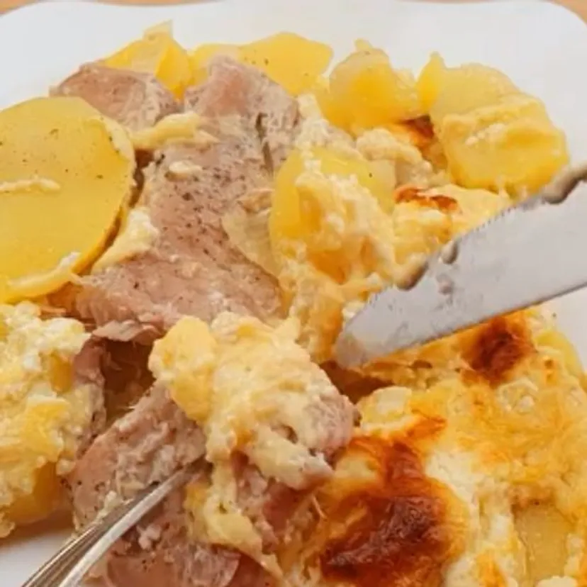 Ułóż ziemniaki, cebulę i plastry schabu. Mój mąż co tydzień prosi o ten obiad