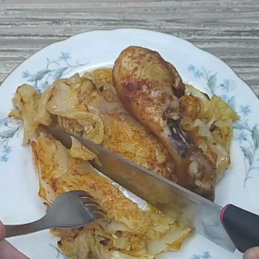 Kroję kapustę na plastry, kładę udka kurczaka i zapiekam. Ostatnio to mój ulubiony obiad
