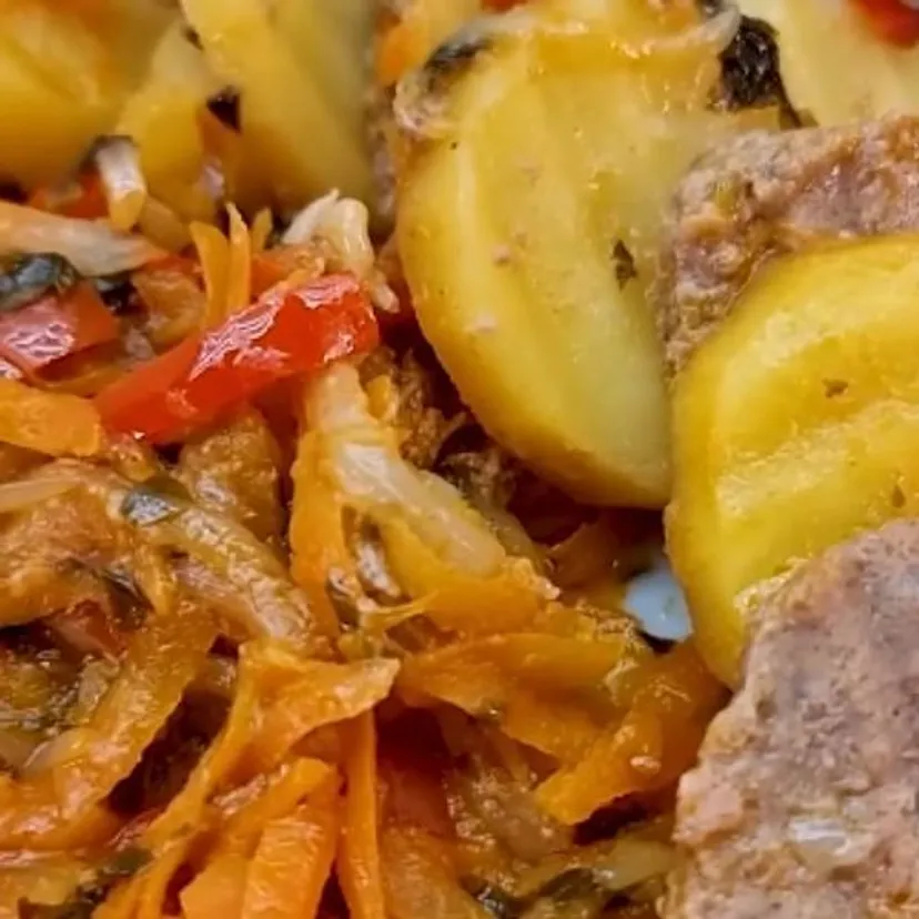 Mięso mielone i ziemniaki przykrywam mieszanką warzyw. Obłędny obiad