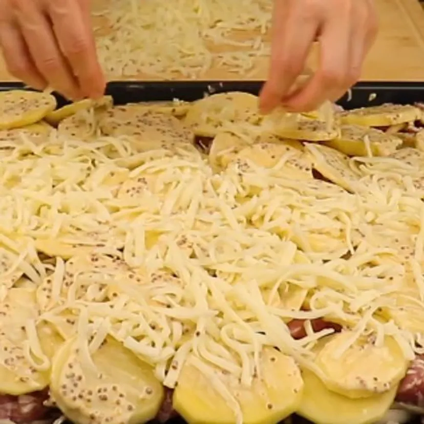 Pokrój karkówkę, ułóż cebulę i przykryj ziemniakami. Mąż co tydzień prosi mnie o ten obiad