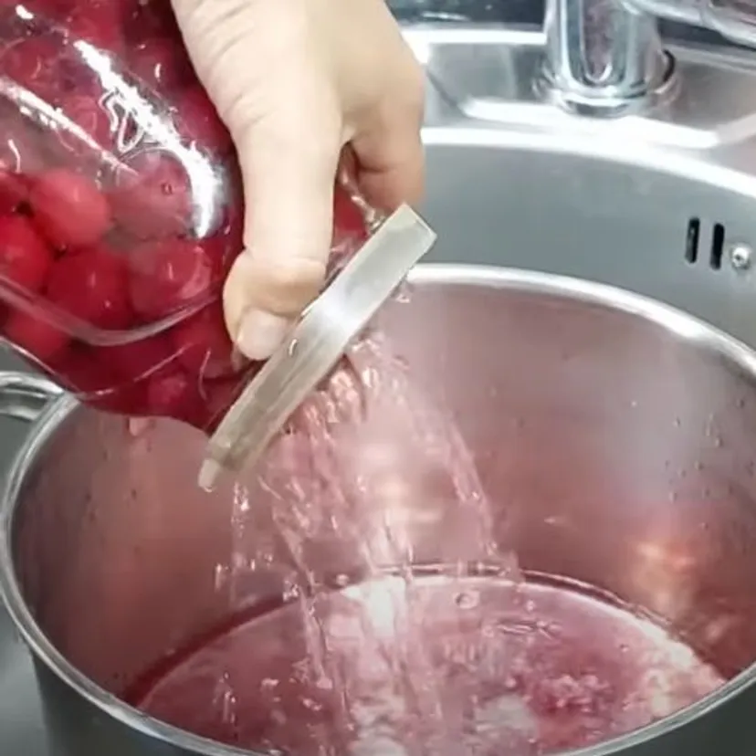 Ten sposób na przechowywanie wiśni mam po mojej babci. Do owoców nie dodaję ani grama cukru