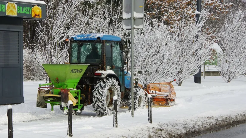 Upadek na śliskim chodniku. W tych sytuacjach otrzymasz odszkodowanie, ekspert wskazuje od kogo należą się pieniądze