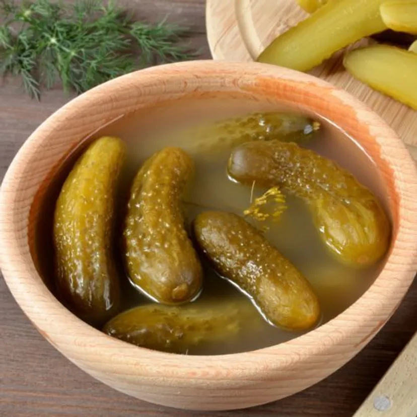 Mieszam z musztardą i zalewam kiszone ogórki. Ta surówka smakuje jak z restauracji