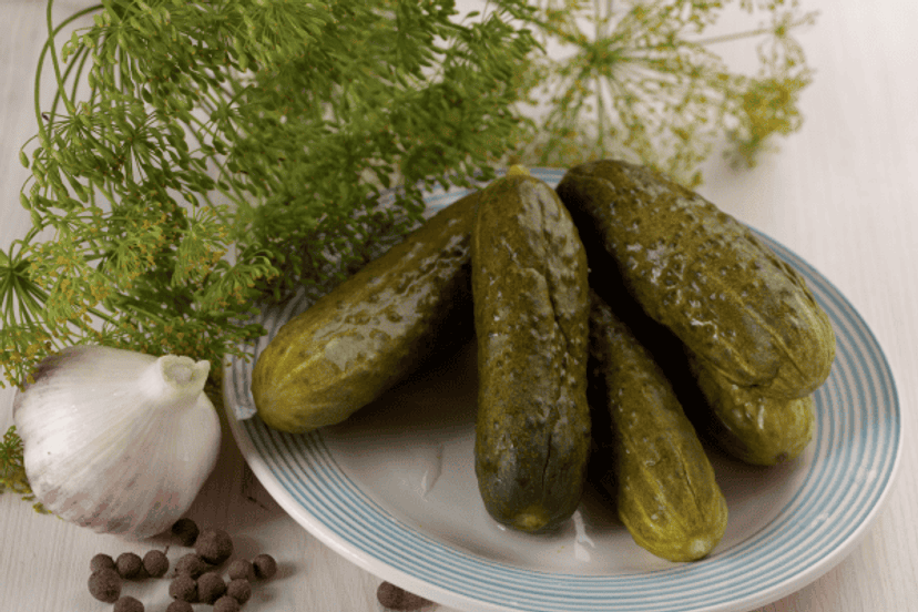 Dodajesz koper, chrzan, czosnek i sól do ogórków kiszonych? Za nic w świecie ich nie pasteryzuj