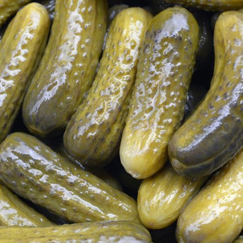 Pokrojone ogórki kiszone zalewam tym sosem. Taką surówkę podpatrzyłam w restauracji