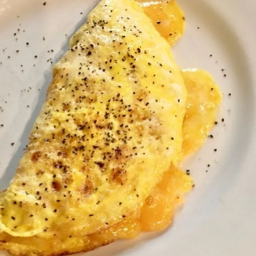 Omlet z serka wiejskiego i jajek. Proste i pyszne śniadanie
