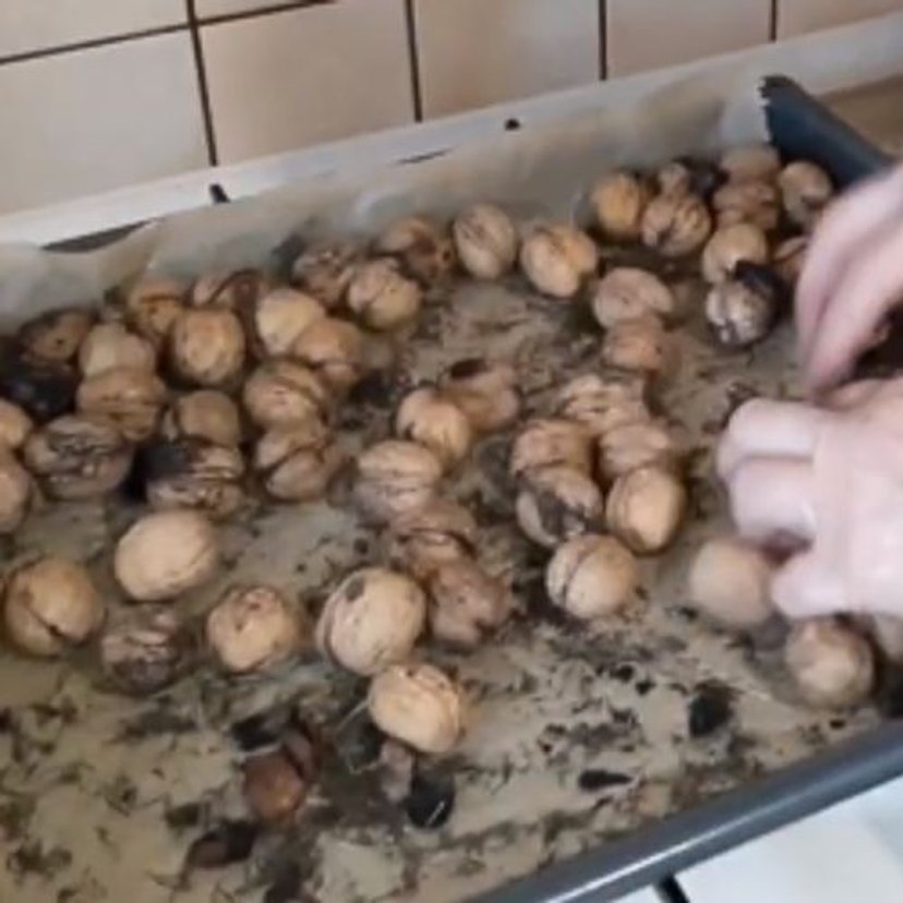 Wyłóż orzechy włoskie na blachę i wstaw do piekarnika. Mało kto wie, dlaczego to jest tak ważne