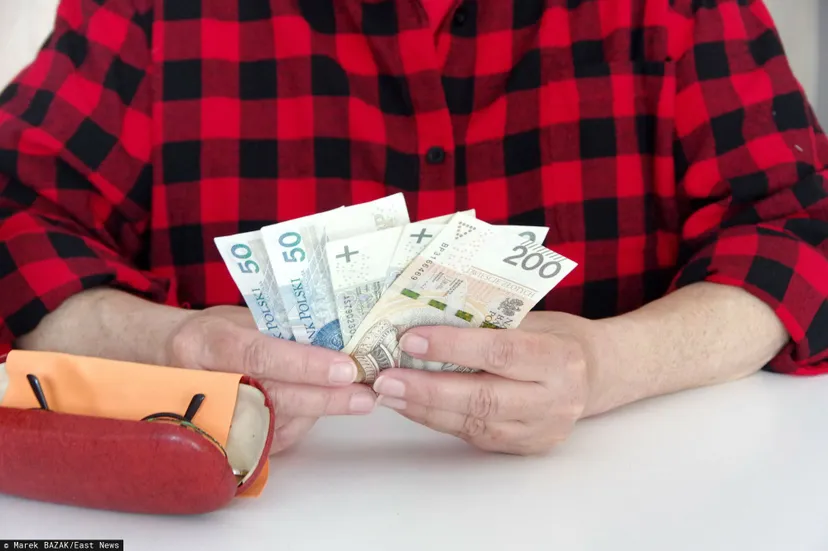 Dodatkowe świadczenie przed emeryturą. Takie warunki trzeba spełnić