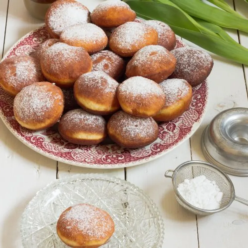 Najlepsze pączki zrobisz bez jajek i mleka. Ten przepis to hit