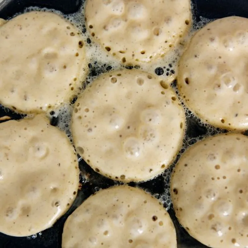Nie czekam, aż wyrośnie ciasto na klasyczne pączki. Stawiam na te szybkie placuszki, zawsze wychodzą