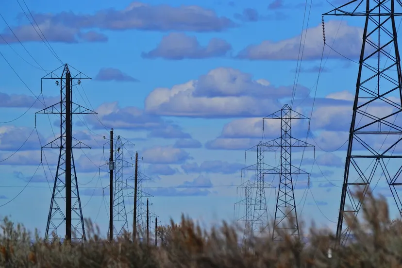 Sejm zdecydował: wiadomo, kiedy spadną ceny energii. Ekspert: "sprzedawcy energii mają pole do obniżek"