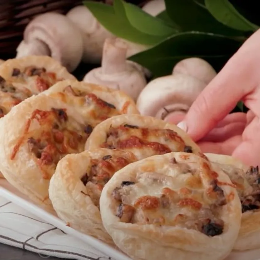 Kładę pieczarki i ser na ciasto francuskie i odpalam piekarnik. Ta kolacja to mistrzostwo