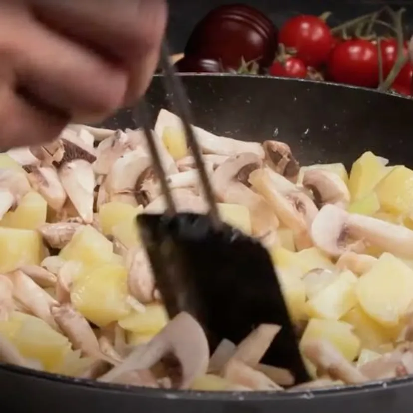 Kroję kilka składników i zalewam je tą masą. Taki obiad bez mięsa mógłbym jeść nie tylko w piątek