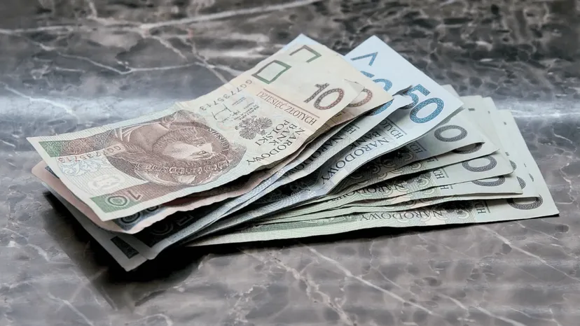 Takie emerytury trafiają na konta byłych nauczycieli w 2025 roku. Wiele osób może się zdziwić