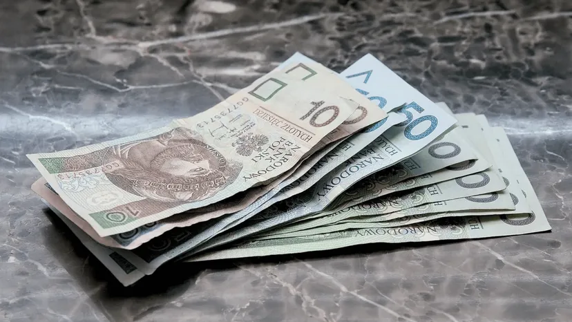 Wpłata gotówki może zaalarmować skarbówkę. Tyle można wpłacić bez ryzyka kontroli