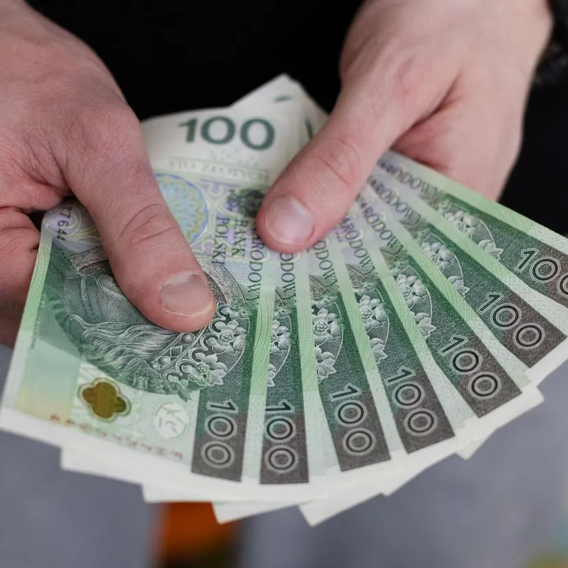 Tusk chce sfinansować tańsze paliwo nowym podatkiem. Apeluje o podpis prezydenta