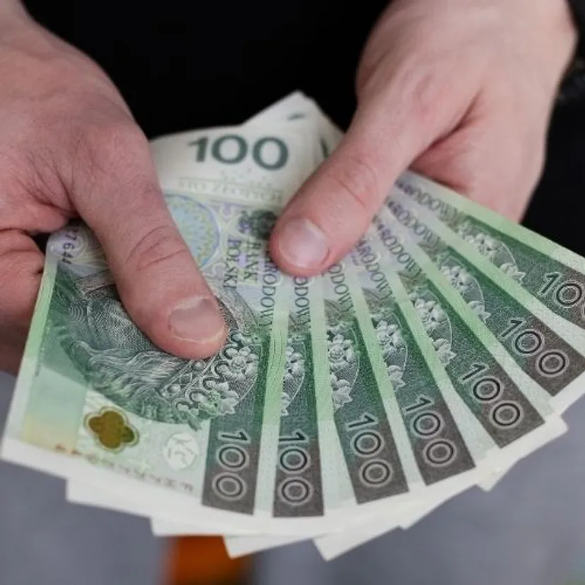 Widzisz czerwony lub zielony ślad na banknocie? Lepiej nim nie płać. Ważny komunikat NBP, to proszenie się o kłopoty