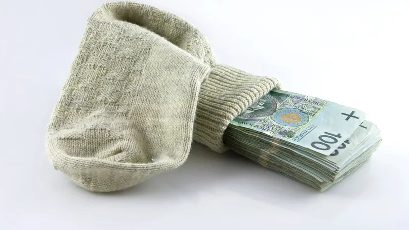 Masowe wypłaty gotówki z bankomatów. Polacy zabierają swoje oszczędności, eksperci jednak ostrzegają
