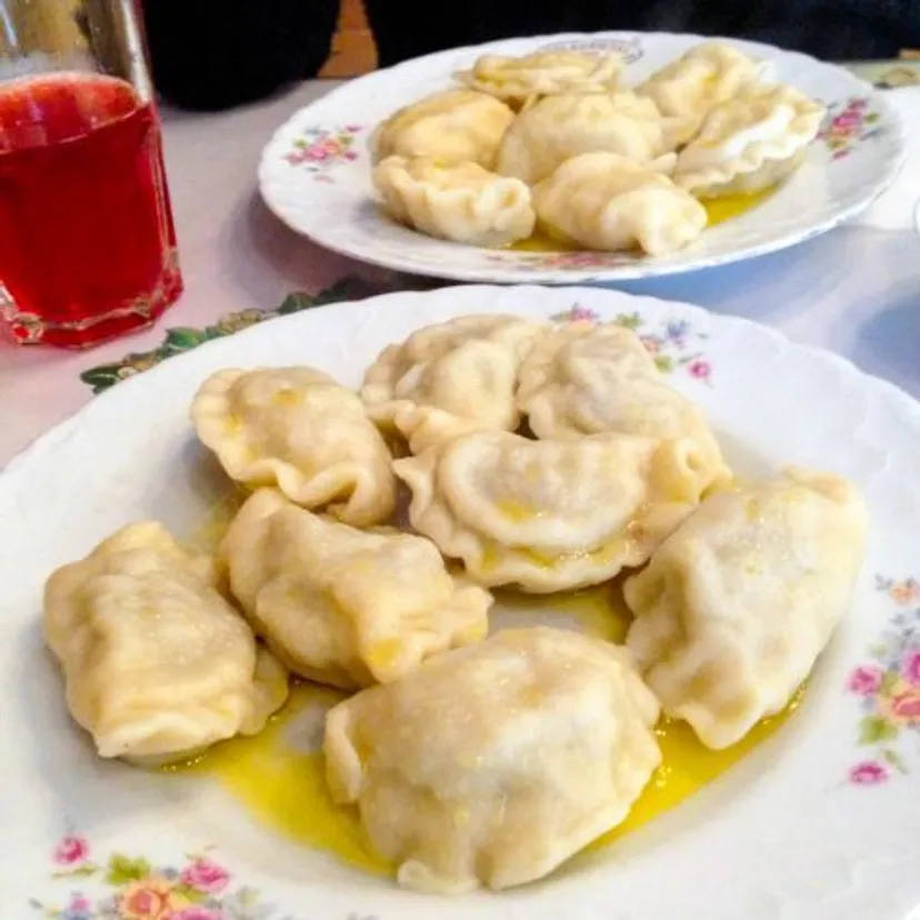 Zetrzyj na tarce, wymieszaj z cynamonem i zawiń w ciasto. Dla mnie to najlepsze pierogi z owocami