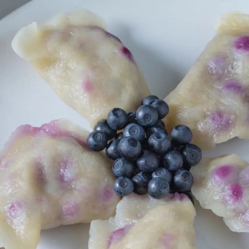 Przepis babci na pierogi z jagodami. Ciasto zawsze rozpływa się w ustach