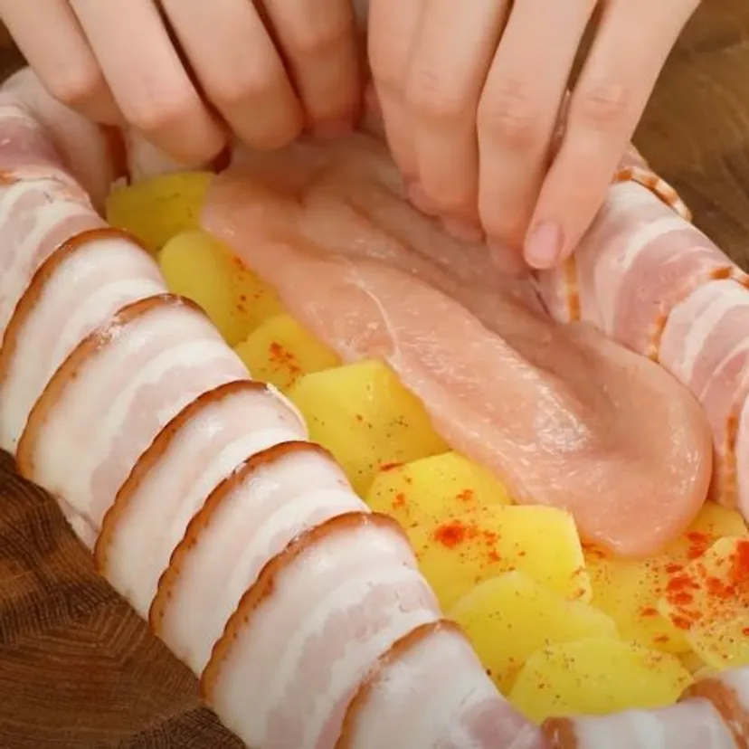 Układam ziemniaki w brytfance i przykrywam je boczkiem. Dawno nie jadłem lepszej kolacji