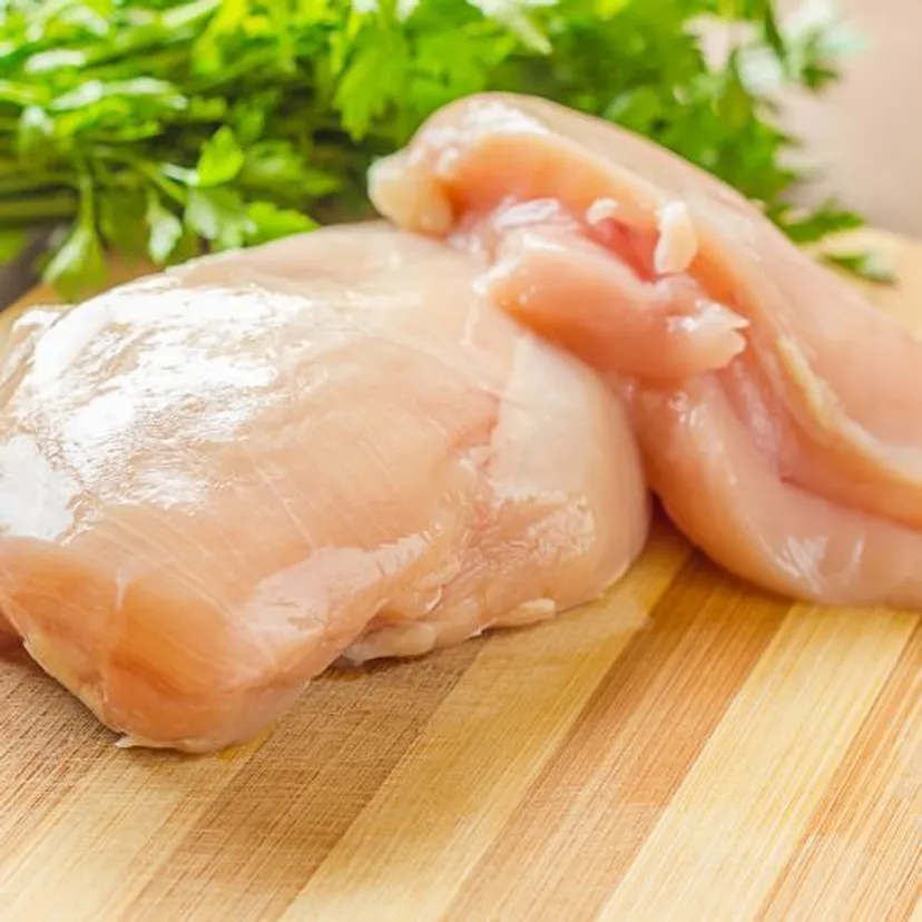 Podsmażam pierś z kurczaka i zalewam mlekiem. Mięso dosłownie rozpada się pod widelcem