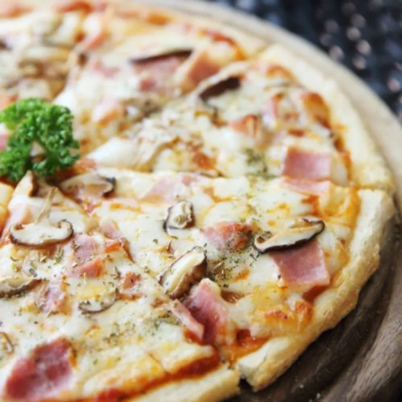 Wyrabiam szybkie ciasto i kładę dodatki. Domowa pizza wychodzi lepiej niż z restauracji