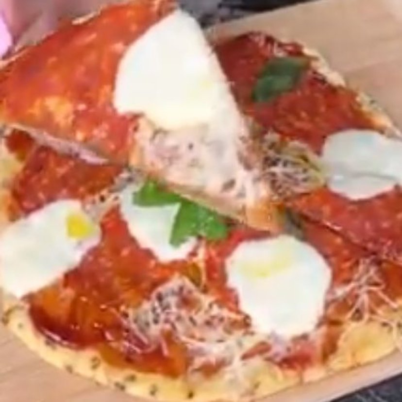 Błyskawiczna pizza bez piekarnika. Zrobisz ją w chwilę z kilku składników