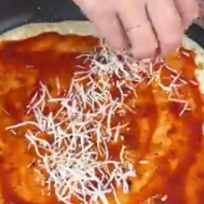 Błyskawiczna pizza bez piekarnika. Zrobisz ją w chwilę z kilku składników