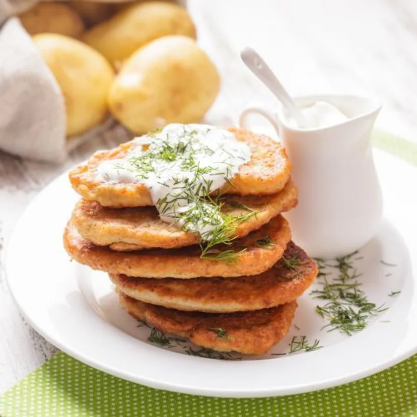 Sposób babci na placki ziemniaczane. Są chrupiące i nie ciemnieją