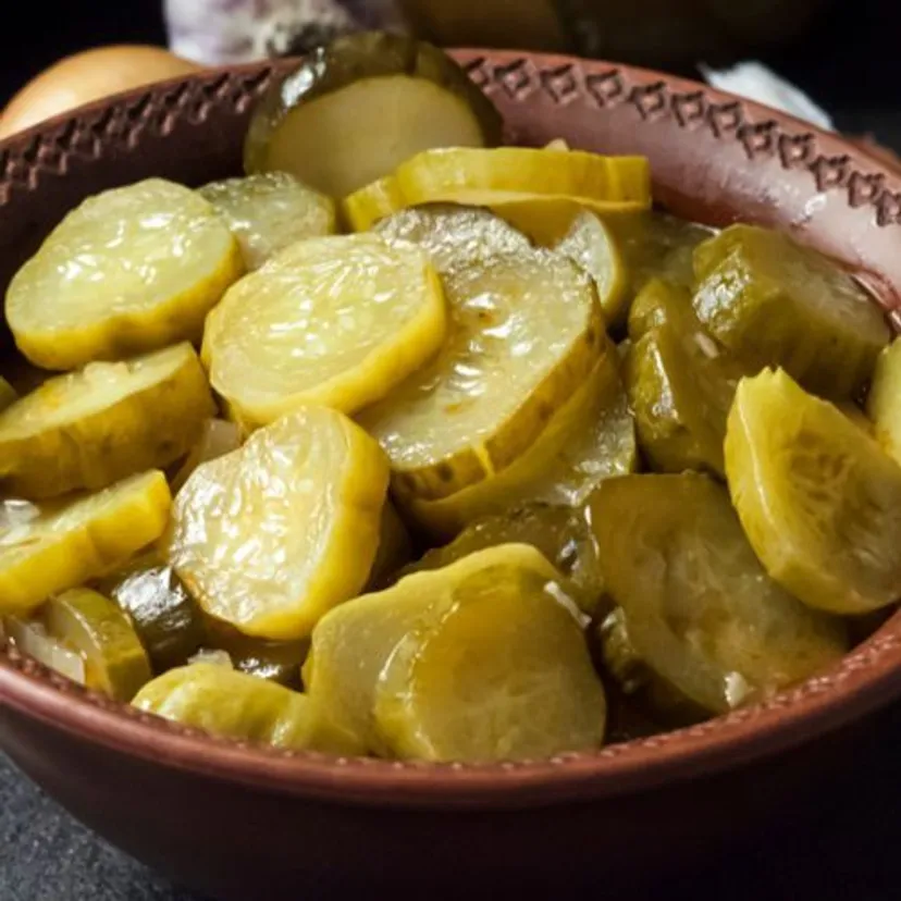 Mieszam z musztardą i zalewam kiszone ogórki. Ta surówka smakuje jak z restauracji