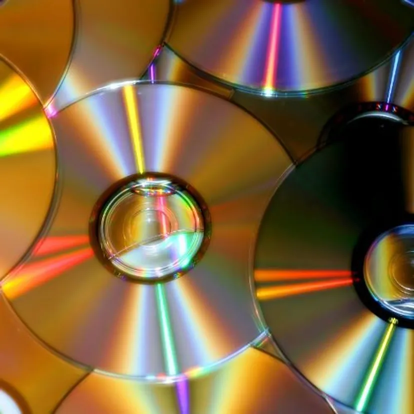 Nie wyrzucam, stare płyty CD mają u mnie drugie życie. Kładę pod meble, wieszam na balkonie