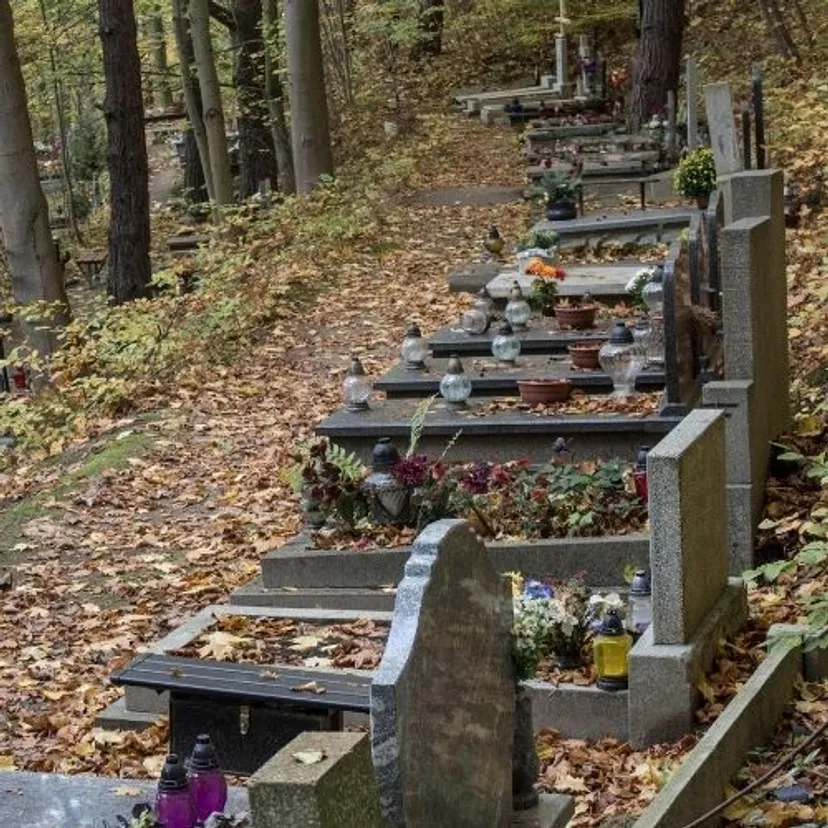 Dodatkowe opłaty na cmentarzach. Parafie domagają się pieniędzy od rodzin zmarłych