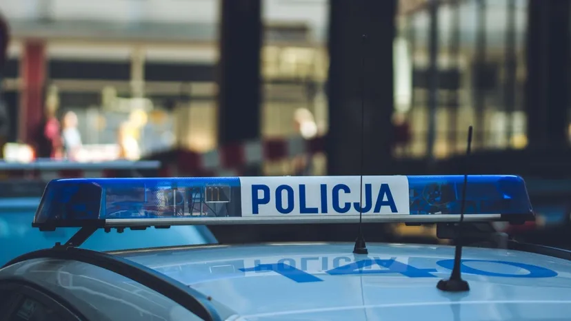 Okradli 105-letnią kobietę. Seniorka straciła oszczędności życia, wyrzuciła pieniądze przez okno