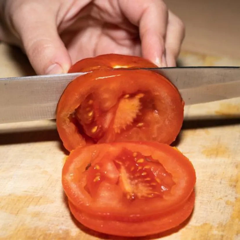 Natnij karkówkę i wypchaj pomidorami. Rodzina co tydzień prosi mnie o ten obiad