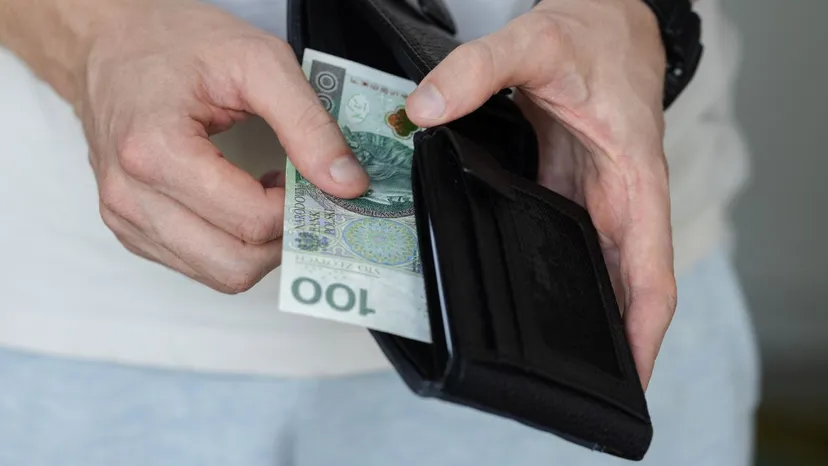 Dach nad głową za 1000 zł rocznie. Przybywa Polaków mieszkających w ten sposób, część z przymusu