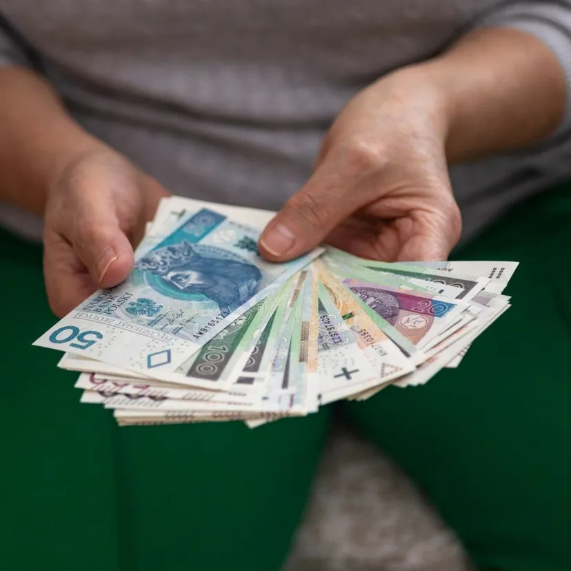 Przepracowała 10 lat i osiągnęła wiek emerytalny. Taką emeryturę wypłaca jej ZUS