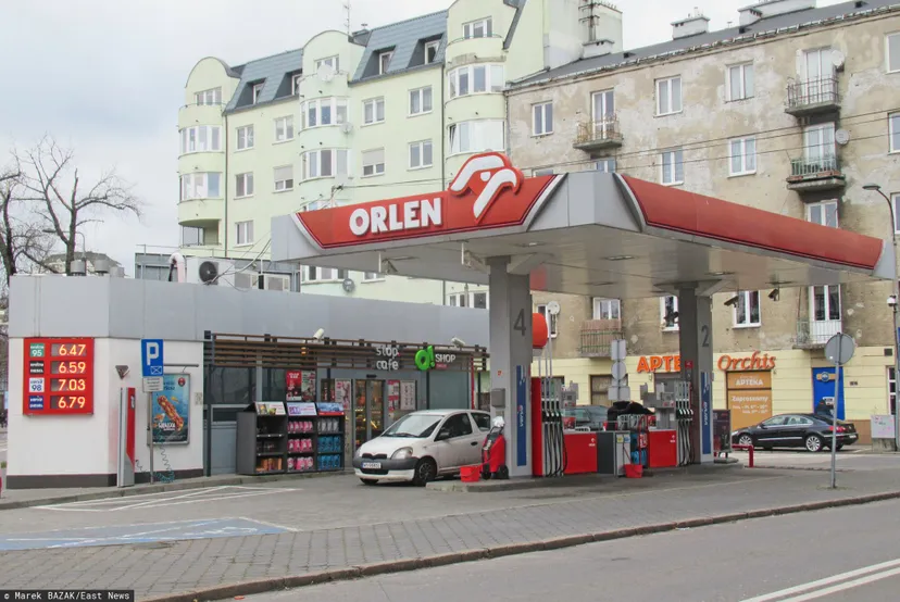 Tyle "na rękę" zarabiają pracownicy stacji. Padły kwoty na Orlenie, zależą od tego czynnika