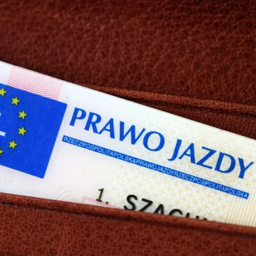 Nowy obowiązek dla polskich kierowców. To będzie musiało znaleźć się w konkretnych autach. Mandaty do 3 tys. zł