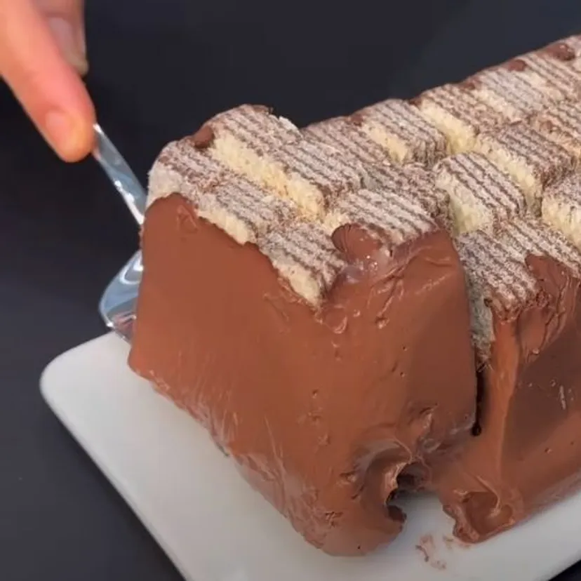 Ułóż wafelki w foremce i zalej tą masą. Nie znam prostszego przepisu na ciasto bez pieczenia